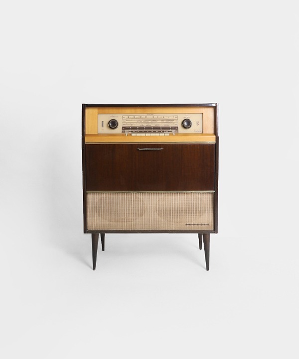 100077. GRUNDIG Stereo console